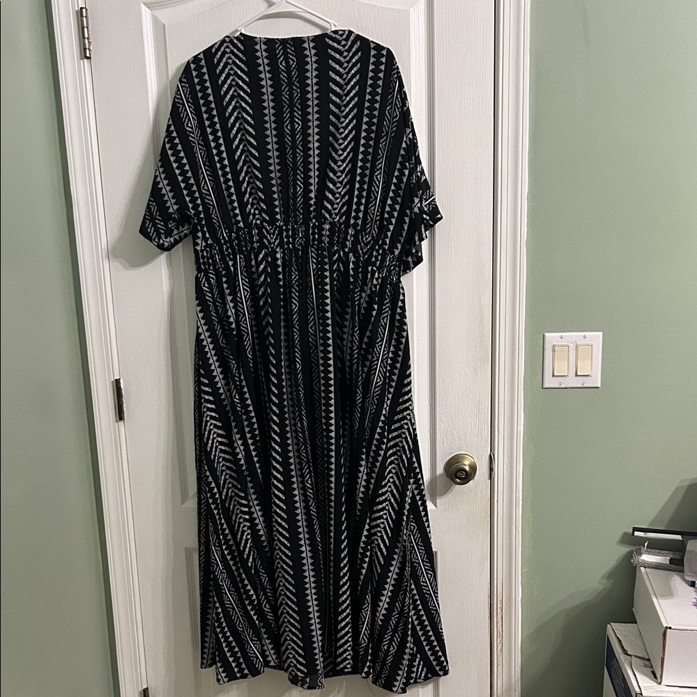 Bloomchic Elegant Black And White Patterned - image 2